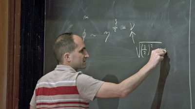 El físico teórico que recibió un premio internacional: “Es un reconocimiento a la ciencia argentina”