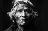 Jefe de pueblo nativo americano señala la enfermedad del hombre blanco: ‘piensan con la cabeza y no con el corazón’