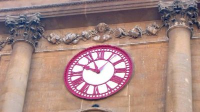 Reloj en Bristol con dos minuteros Reloj en Bristol con dos minuteros – Wikipedia ¿Por qué en algunos campanarios del Reino Unido hay relojes con dos minuteros?