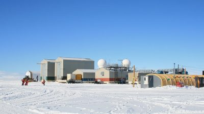 La ‘llave helada’ a los misterios del universo: por qué los científicos captan neutrinos en la Antártida