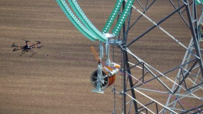 Drones tendiendo cables de alta tensión