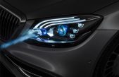 La nueva iluminación de Mercedes: Coches con faros que proyectan imágenes sobre la vía