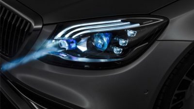 La nueva iluminación de Mercedes: Coches con faros que proyectan imágenes sobre la vía