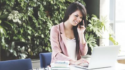 ¿Por qué a ellas se les llama por su nombre y a ellos por su apellido?