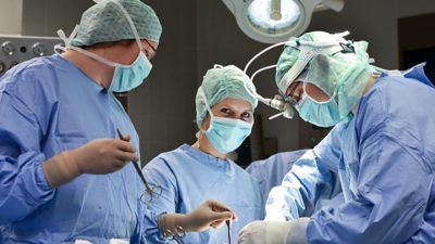 Jerarquía, género y cirugía: así son los conflictos ante la mesa de operaciones