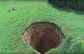 Aparece un sorprendente agujero de 50 metros de profundidad en el oeste de Rusia