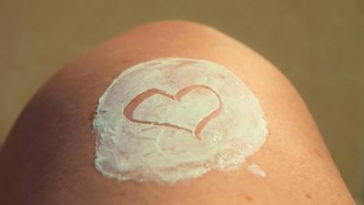 Te equivocas, la crema solar no se echa como crees