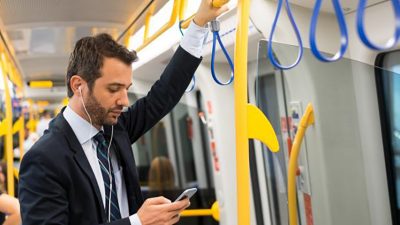Millones de bacterias viajan contigo en el metro, y no pagan billete