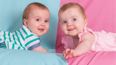 Por qué se relaciona el color rosa con las mujeres y el azul con los hombres