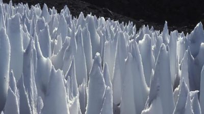 Gigantescas cuchillas de hielo complicarán el aterrizaje en la luna Europa