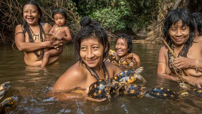 La tribu ‘más amenazada del mundo’ del Amazonas que se baña con tortugas y come armadillo