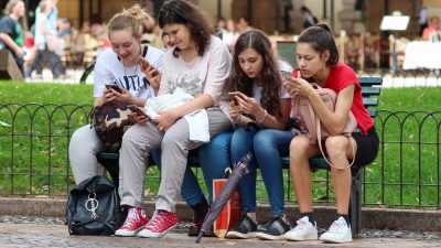 Francia prohíbe el uso de teléfonos celulares en las escuelas