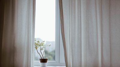 Abrir las cortinas reduce el número de microbios que hay en casa
