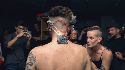 Artista se implanta «órgano» artificial, obtiene ecolocalización