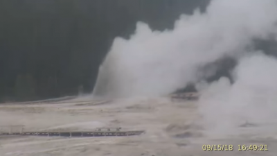 Un géiser hace erupción en Yellowstone y escupe un chorro de basura