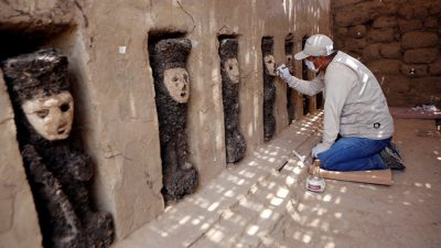 Descubren 19 esculturas de madera en ciudadela precolombina en Perú