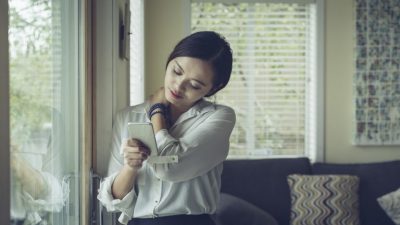 Ejercicios para prevenir (y curar) el cuello de texto. ¿Sabes qué es?