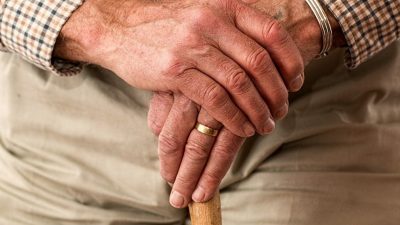 Científicos italianos fijan la llegada de la vejez en los 75 años