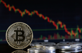 La criptomoneda Bitcoin alcanzó un nuevo mínimo anual: en un mes perdió el 50% de su valor