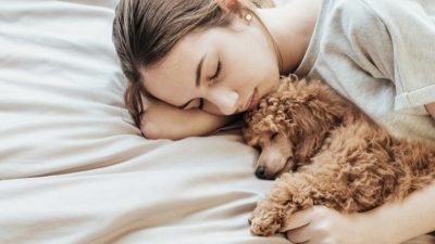 ¿Es bueno dormir junto a nuestra mascota?