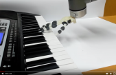 Imprimen en 3D una mano robótica que toca el piano