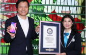 Compañía china estableció nuevo récord Guinness por hacer un árbol con celulares