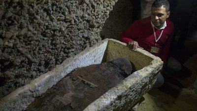 Egipto descubre 40 momias en cámaras antiguas en Minya