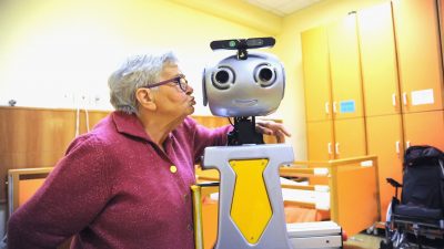 ¿Salvarías antes a un humano o a un robot?