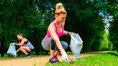 Plogging, el deporte de moda que cuida tu cuerpo y el medio ambiente