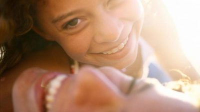 Utilizamos 17 gestos para transmitir felicidad, la emoción con más variedad en todo el mundo