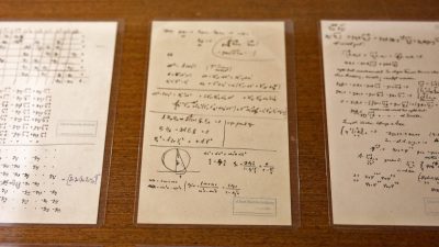 Resuelven un ‘rompecabezas’ de Einstein tras encontrar la página faltante de un manuscrito suyo