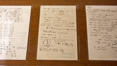 Resuelven un ‘rompecabezas’ de Einstein tras encontrar la página faltante de un manuscrito suyo