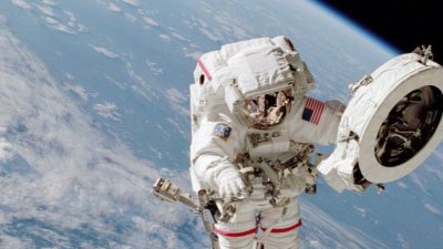 Primera caminata de mujeres por el espacio