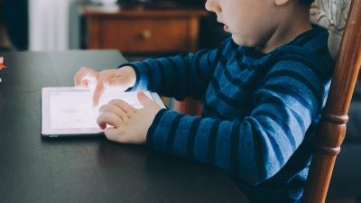 La OMS recomienda que los niños no usen pantallas hasta los dos años