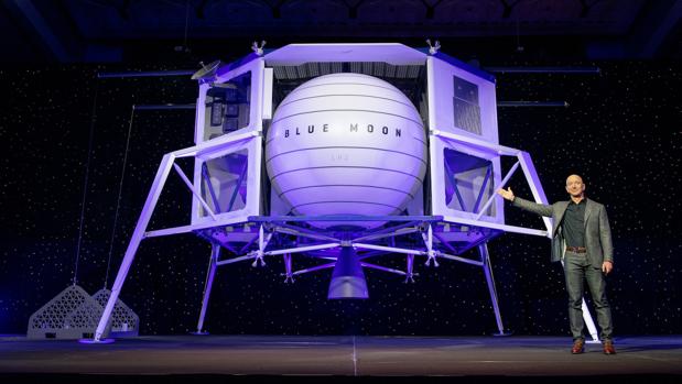 Jeff Bezos muestra el aterrizador «Blue Moon» para volver a la Luna / Blue Origin