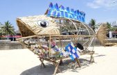 Crean contenedor con forma de pez para limpiar de basura plástica playa vietnamita