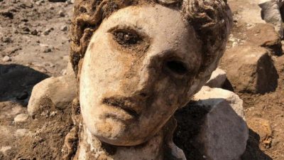 Fabulosa cabeza de dos mil años de antigüedad del dios Dionisio es descubierta en Roma