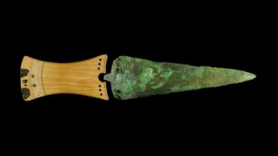 Científicos se preparan para descifrar el origen de una milenaria daga con cerca de 140.000 incrustaciones en oro hallada junto al Stonehenge