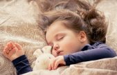 Mejores notas y menos problemas de comportamiento: algunas ventajas de que los niños duerman siesta