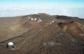 Cientos de hawaianos bloquean la construcción de un telescopio en una «montaña sagrada»