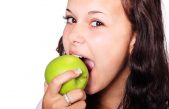 Cómete una manzana entera…necesitas sus 100 millones de bacterias