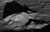 Científicos aseguran que hay mucha más agua en la superficie de la Luna de lo que se creía
