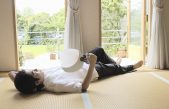 ¿Es saludable dormir en el suelo?