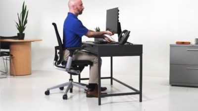 Un experto en ergonomía nos dice cómo ordenar nuestra mesa de PC para evitar el dolor de espalda