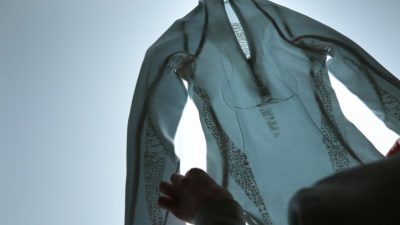 Mujer crea ropa tejida con bacterias que reduce olor corporal y mejora sistema inmune