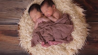 Un estudio prueba la relación entre el tipo de parto y el desarrollo psicológico posterior de los gemelos