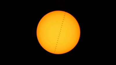 La ISS transita por el Sol