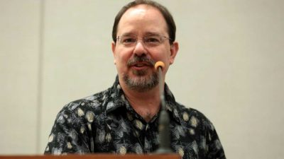 John Scalzi: «A quien dice que no se puede hablar de nada serio desde la ciencia ficción o el humor, le enseñaría mi puto premio Hugo»