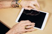 Emprender a los 65: una vía para escapar del aislamiento tecnológico