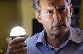 Hombre inventa bombilla eléctrica que ‘no se funde nunca’, pero empresas se rehúsan a comercializarla